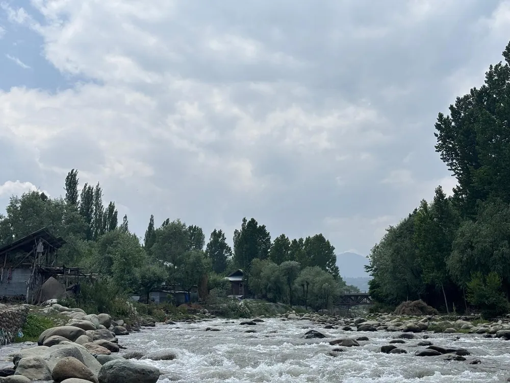 Górska rzeka w Pahalgam
